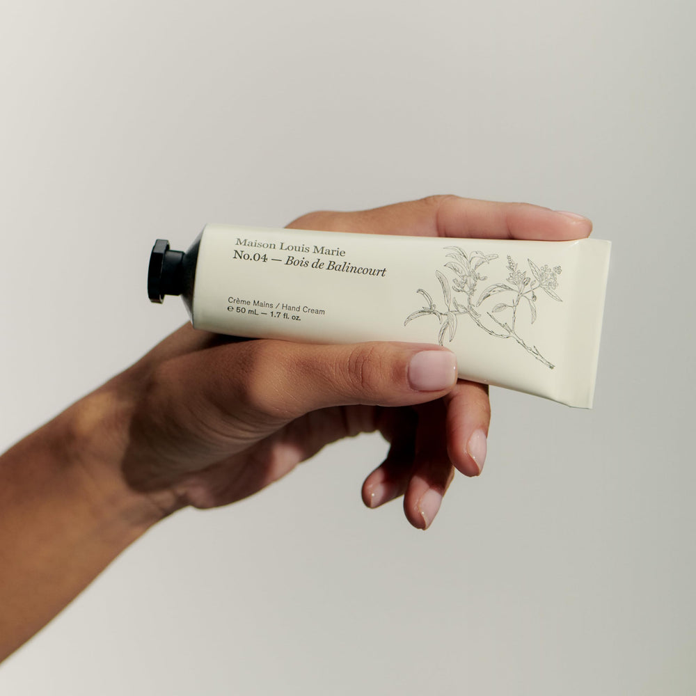 Utilisation quotidienne de la crème mains pour nourrir la peau.