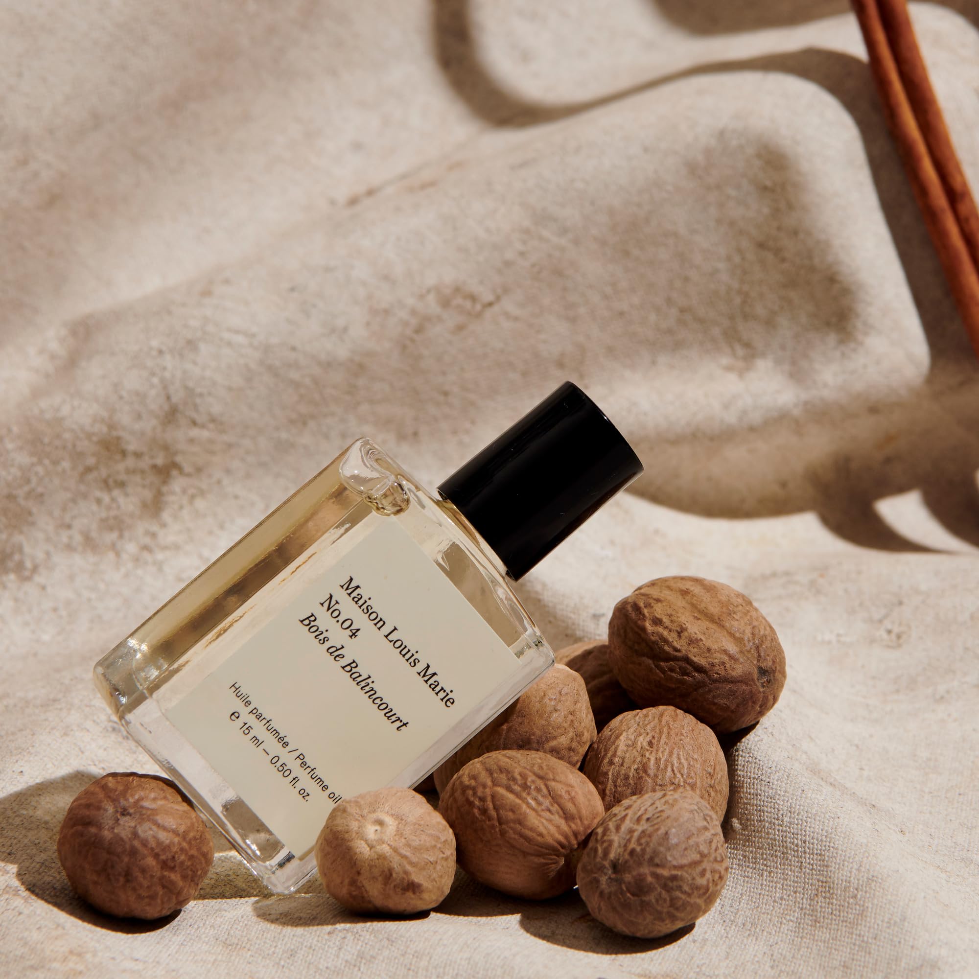 Maison Louis Marie No.04 Bois de Balincourt, santal et cèdre: notes boisées enveloppantes.