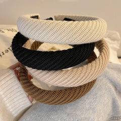 Bandeau MAITIANISK blanc – apporte lumière et douceur à la coiffure.