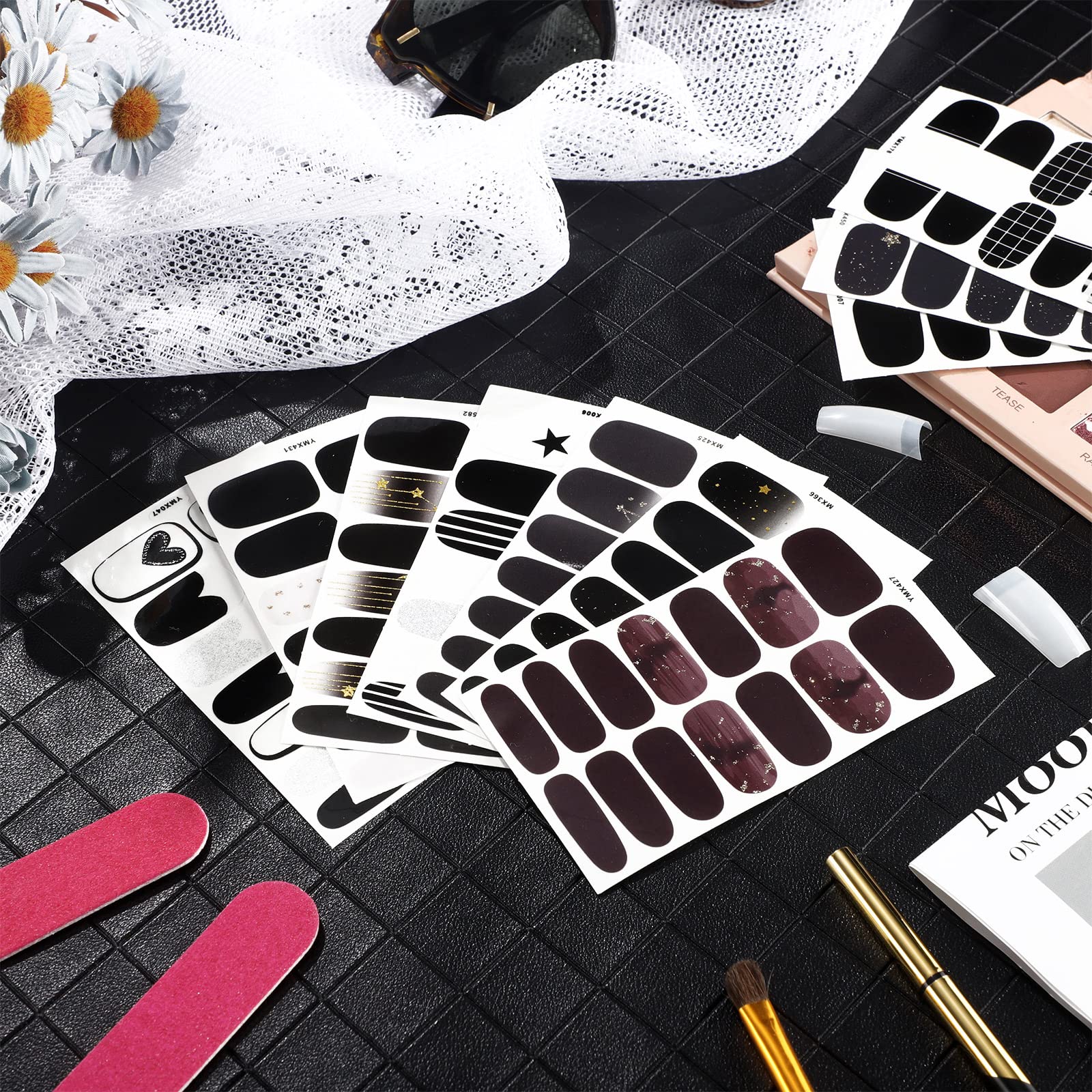 Application simple des stickers Maitys pour ongles wrap noirs.