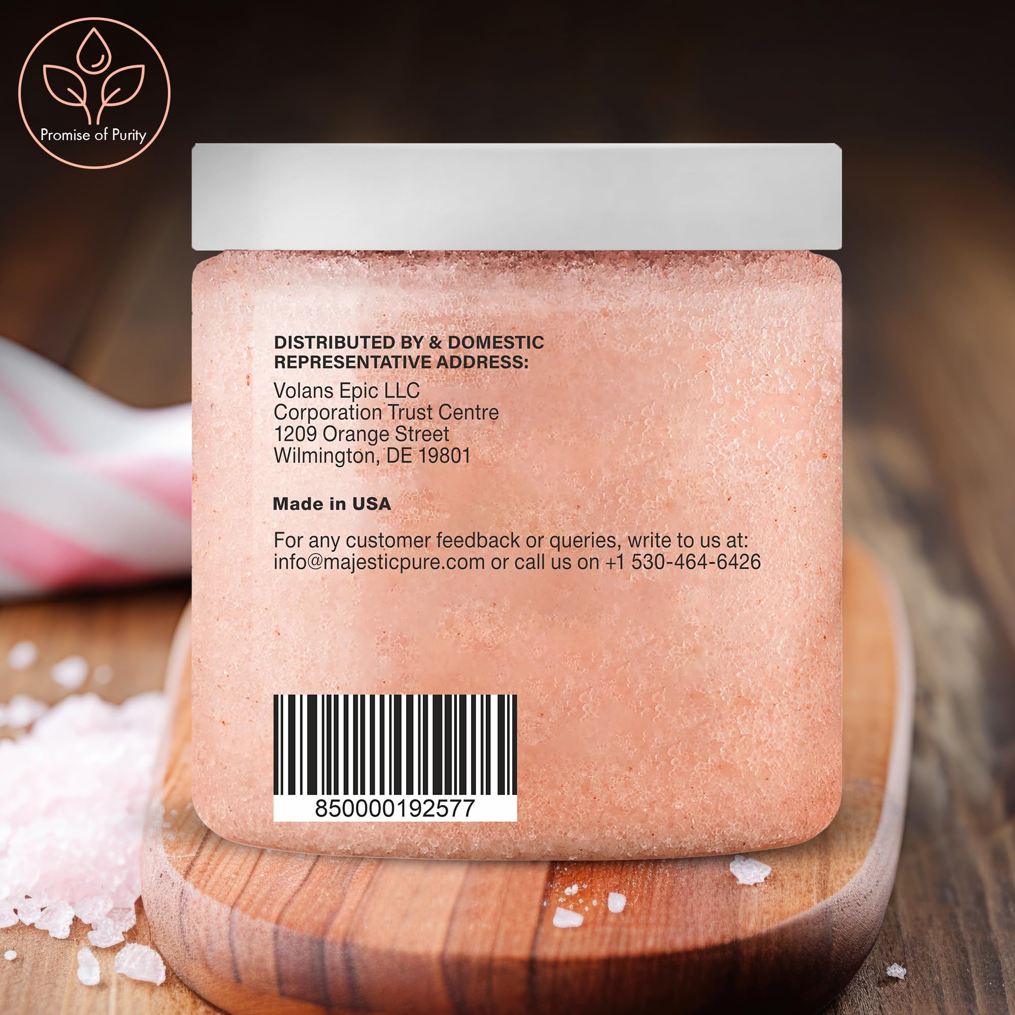 Application douce du gommage Majestic Pure sur peau humide.