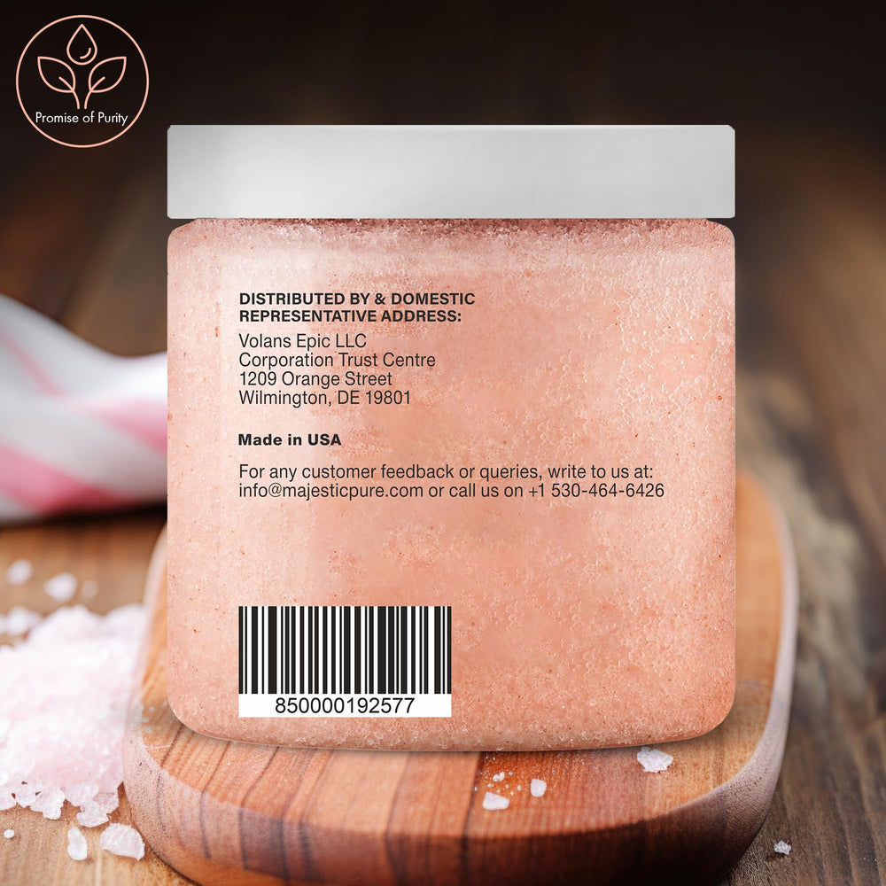 Application douce du gommage Majestic Pure sur peau humide.