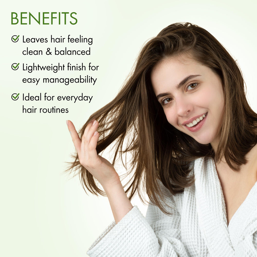 Utilisation sous la douche avec Majestic Pure Tea Tree pour cheveux propres.