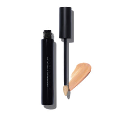 MAKE Beauty Skin Mimetic Concealer: application précise avec applicateur pour un teint naturel.