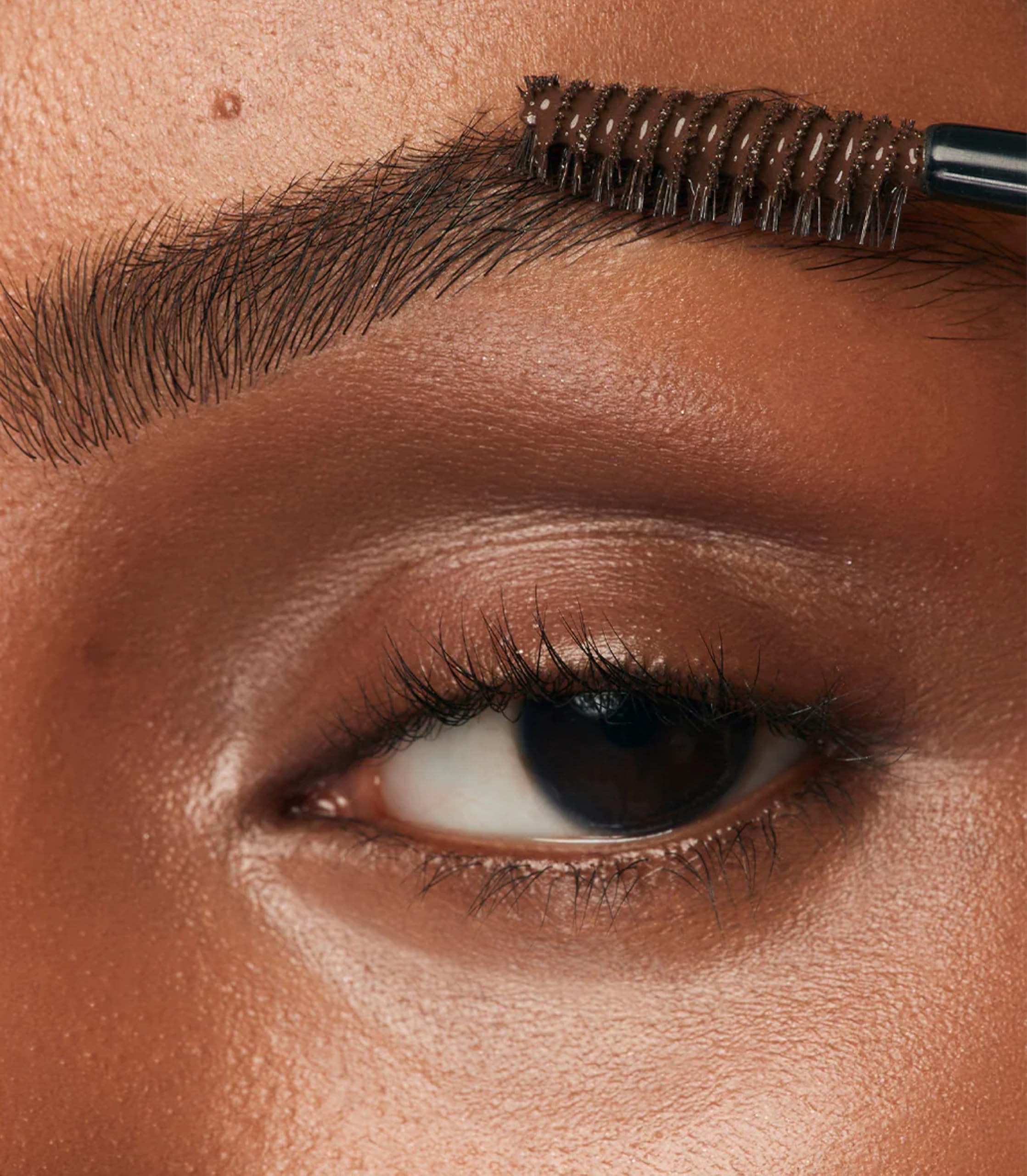 Application précise avec la brosse courte pour densité naturelle des sourcils.