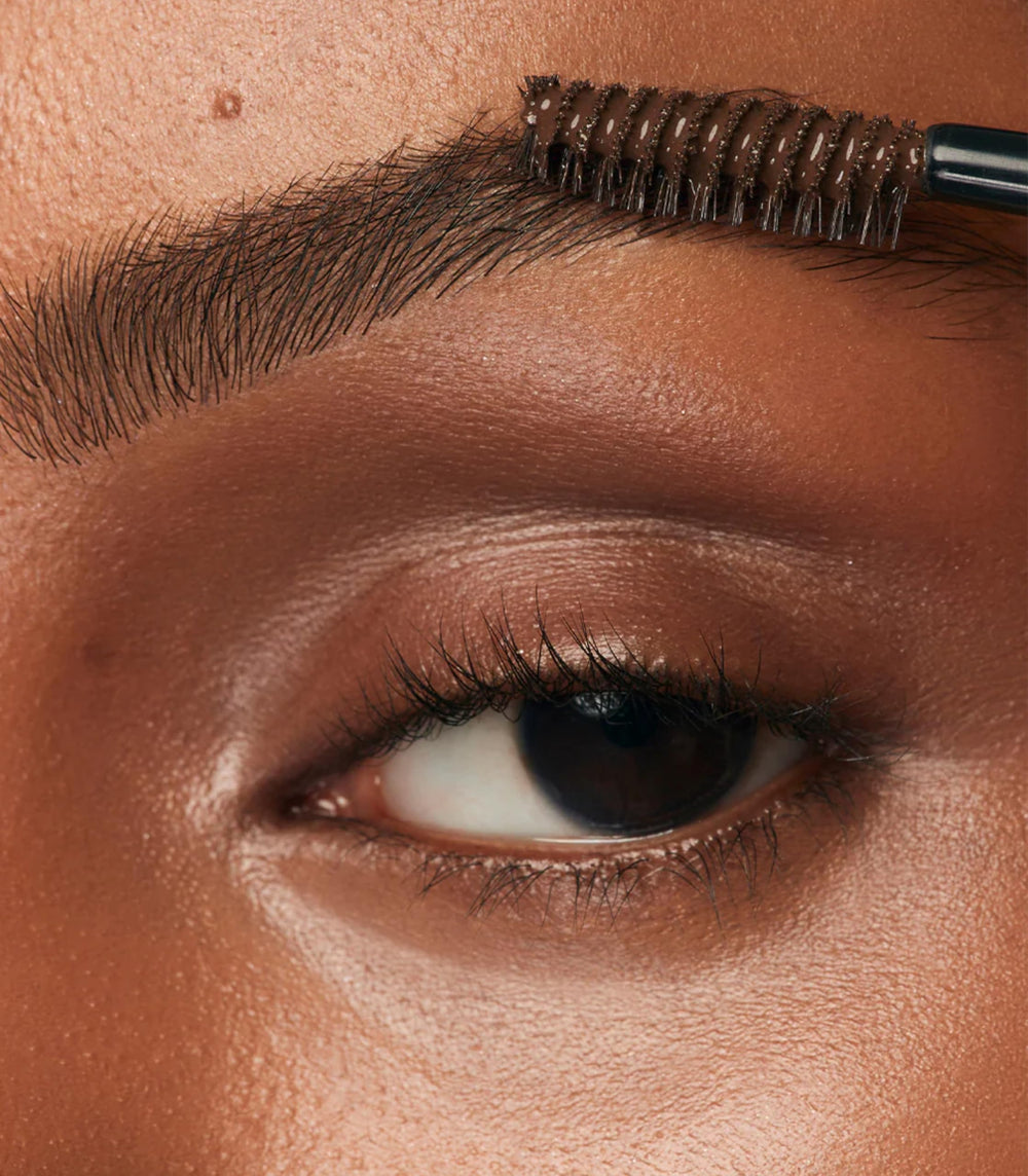 Application précise avec la brosse courte pour densité naturelle des sourcils.