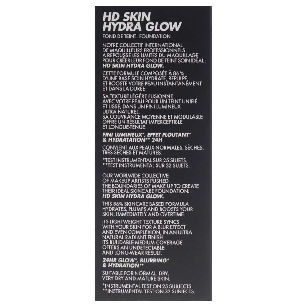 Application rapide de HD Skin Hydra Glow sur le visage.