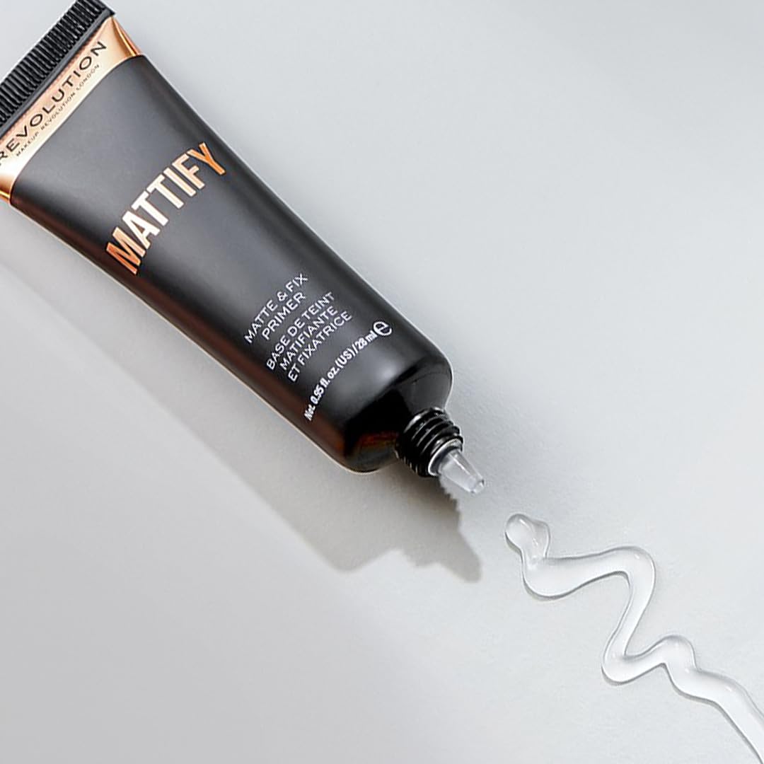 Makeup Revolution flacon 28ml: format pratique et dosage précis.