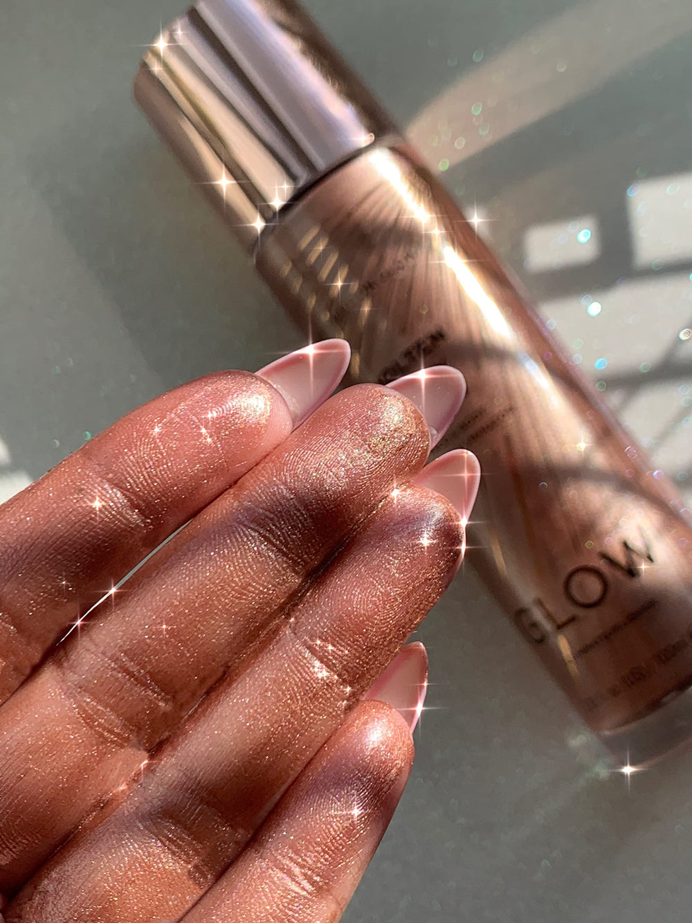 Épaule et bras éclairés avec MakeUp Revolution Molten Body Glow Rose Gold