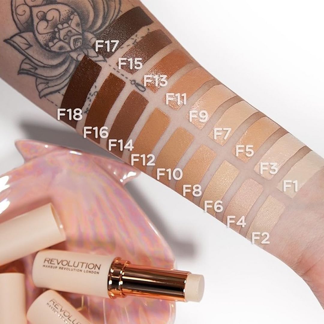 Makeup Revolution Fast Base Stick couverture modulable pour un teint homogène.