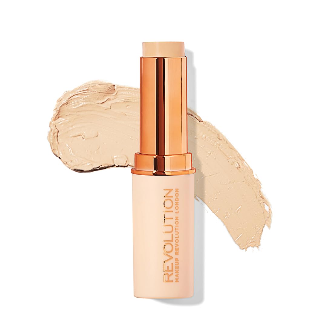 Makeup Revolution Fast Base Stick fond de teint compact pour une application lisse.