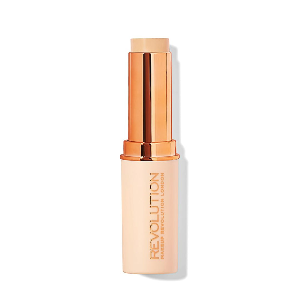 Makeup Revolution Fast Base Stick large éventail de teintes adaptées.
