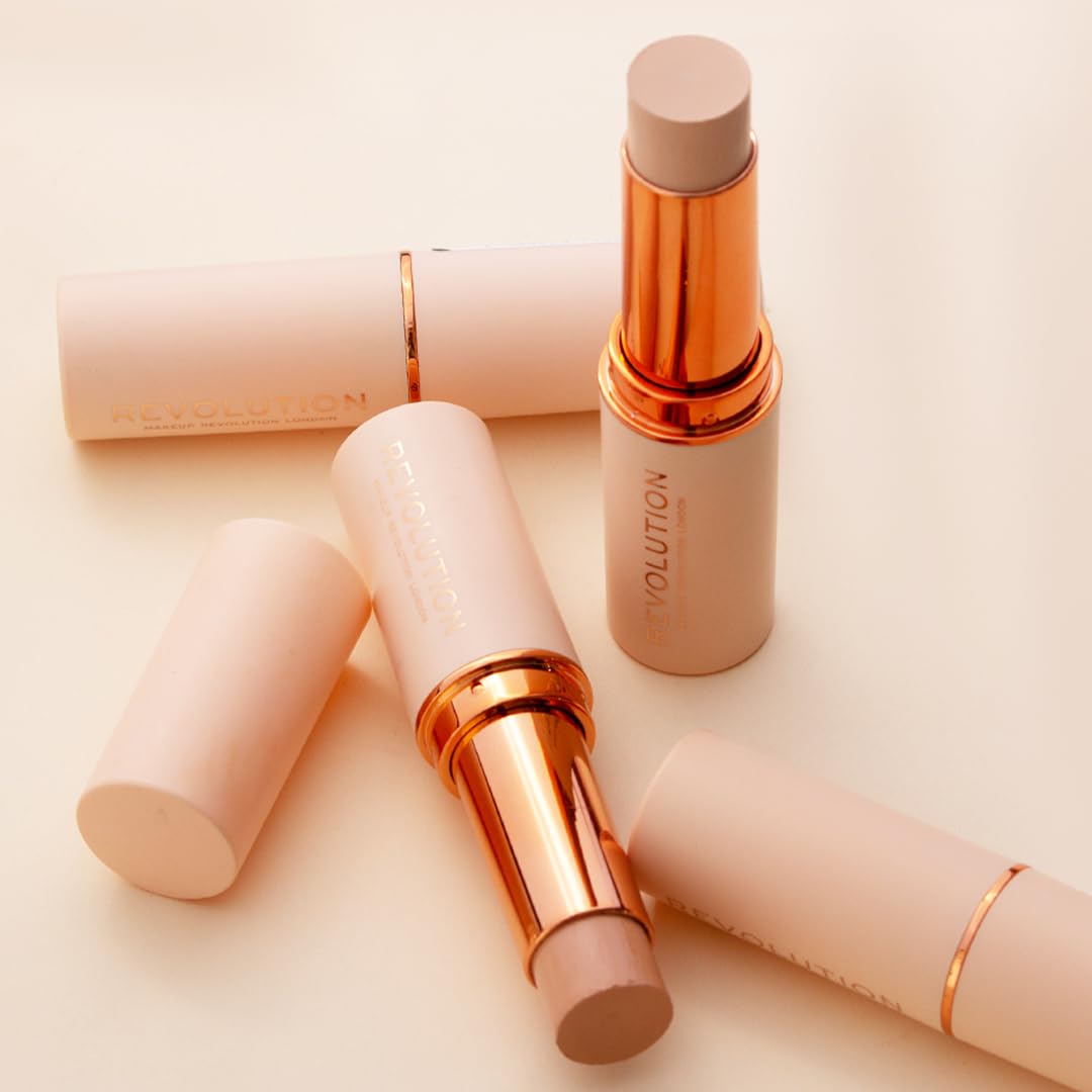 Makeup Revolution Fast Base Stick texture légère qui glisse facilement.