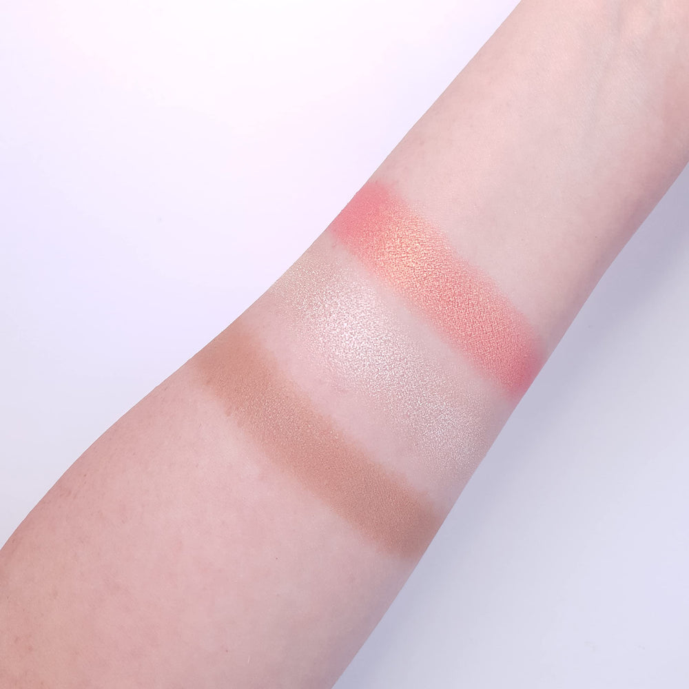 Makeup Revolution Ultra Sculpt & Contour Kit – enlumineur pour éclairer les zones clés du visage.
