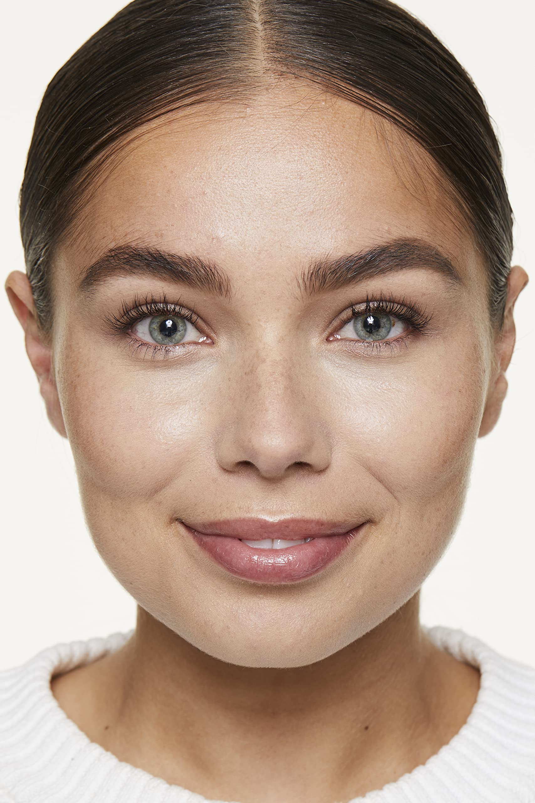 Makeup Revolution Ultra Sculpt & Contour Kit – étui pratique pour retouches en déplacement.