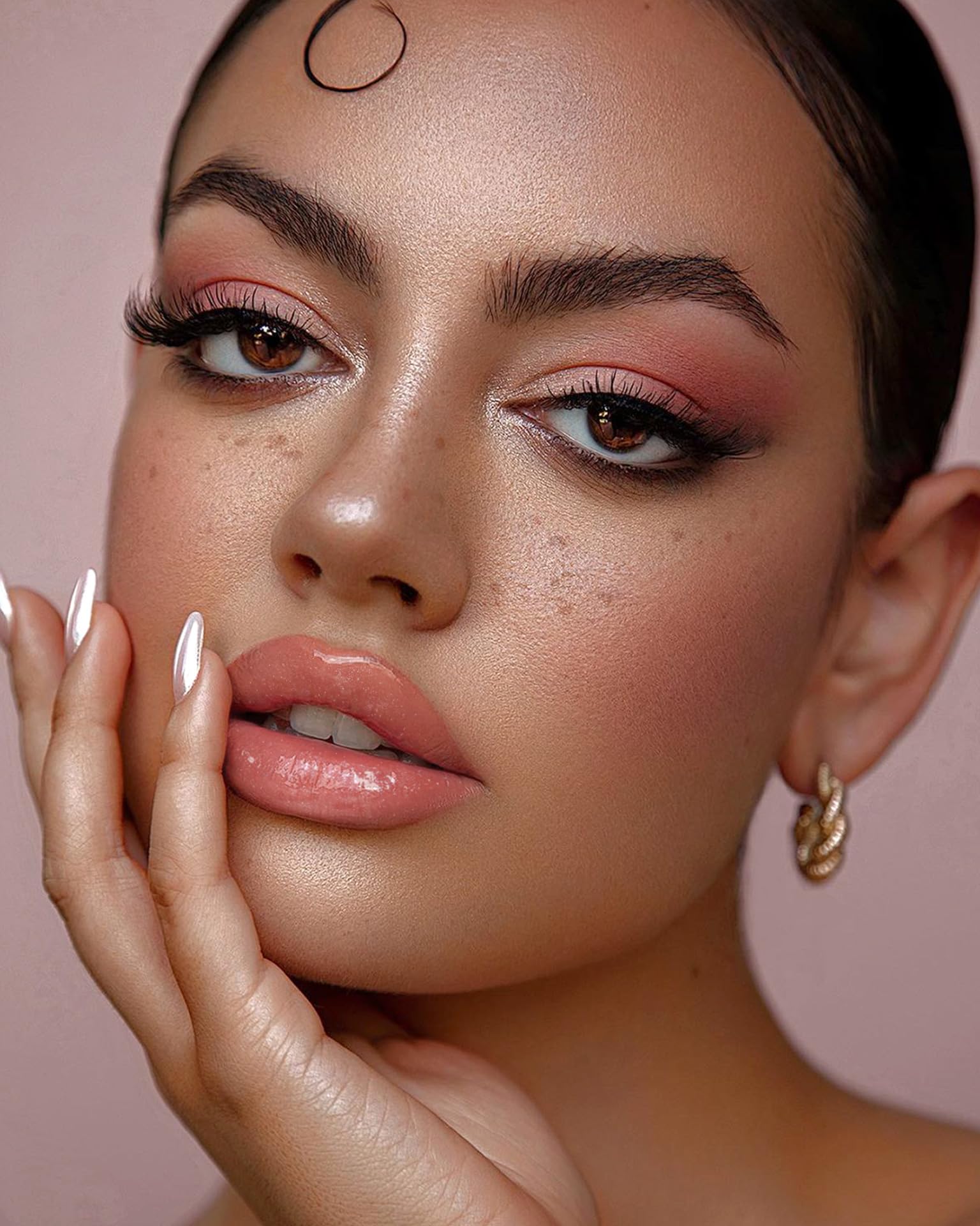MAKI YIKA gloss brillance hydratante sur les lèvres sans effort.