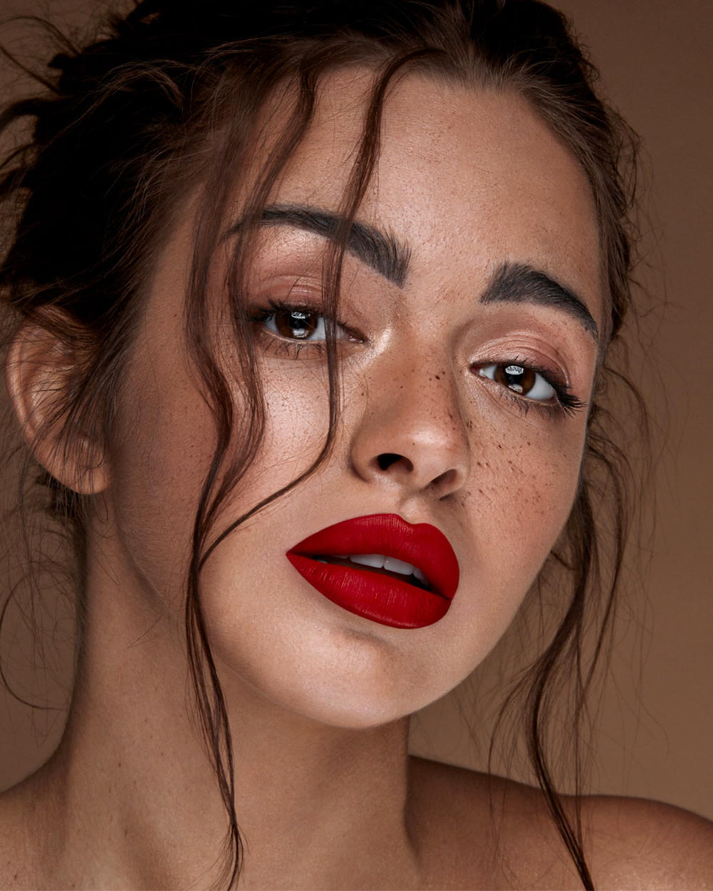 MAKI YIKA rouge à lèvres glisse: texture lisse et finition matte.