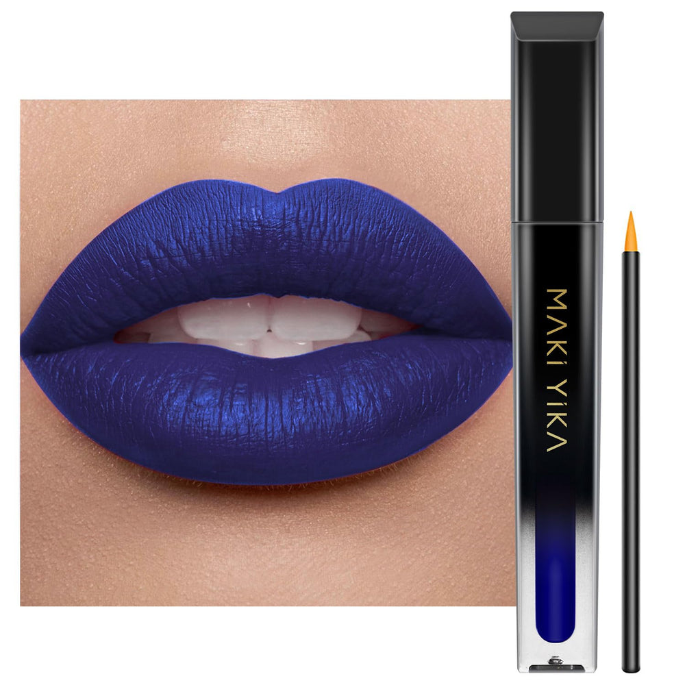 MAKI YIKA rouge à lèvres bleu foncé, application précise et couleur vibrante.