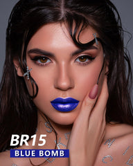 MAKI YIKA échantillon bleu métallique sur peau: pigmentation riche et couvrante.