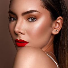 MAKI YIKA Rouge à Lèvres – essai sur les lèvres, couleur intense et durable.