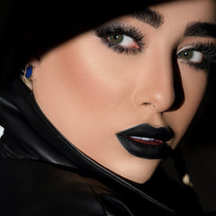 Swatch MAKI YIKA noir matte sur peau pour couleur riche
