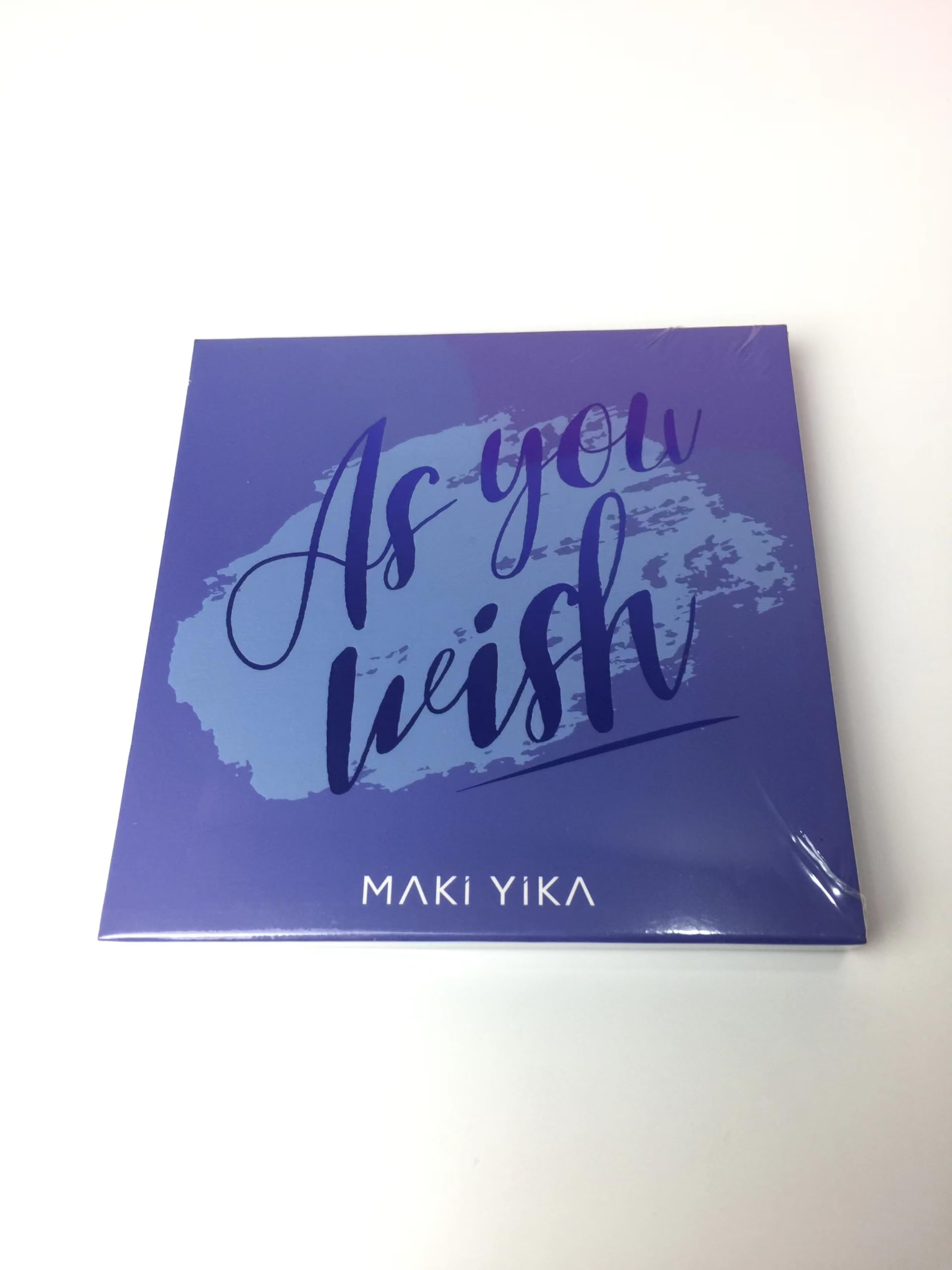 MAKI YIKA palette bleue polyvalente pour looks dramatiques et quotidiens.