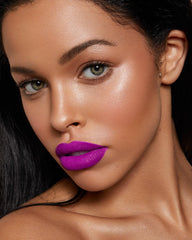 MAKI YIKA rouge à lèvres violet, beurre de karité pour l’hydratation.