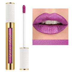 MAKI YIKA rouge liquide violet métallique en application longue durée.