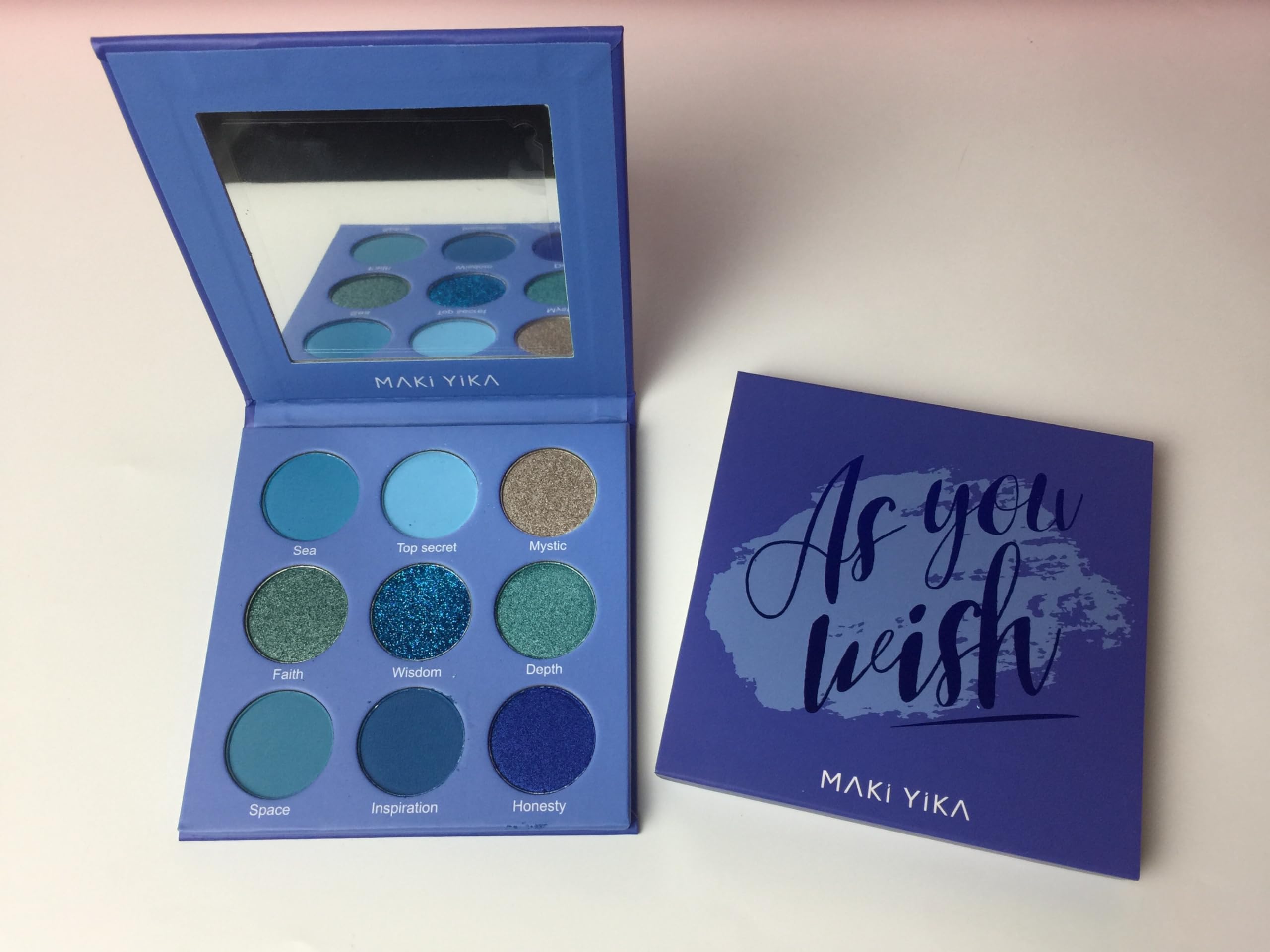 MAKI YIKA teintes bleues variées pour créer des looks selon l'occasion.