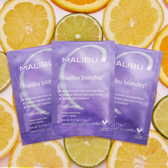 Cristaux Malibu C Blondes Wellness Remedy neutralisent le jaune sur les cheveux blonds.