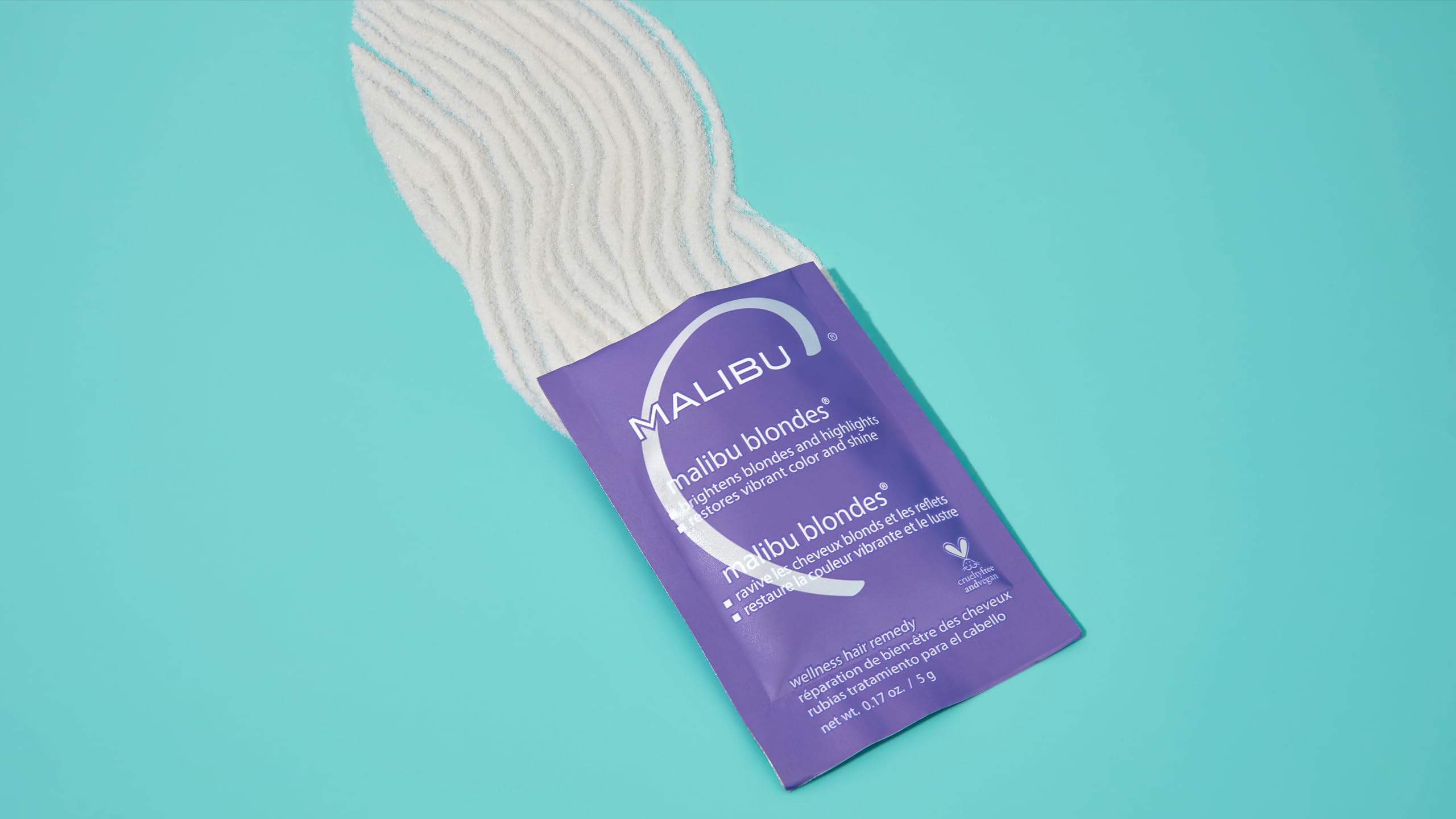Massage et rinçage avec Malibu C Blondes Wellness Remedy, cheveux plus doux et hydratés.