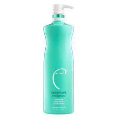 Malibu C Conditionneur Nageurs – bouteille visible, cheveux hydratés après natation.