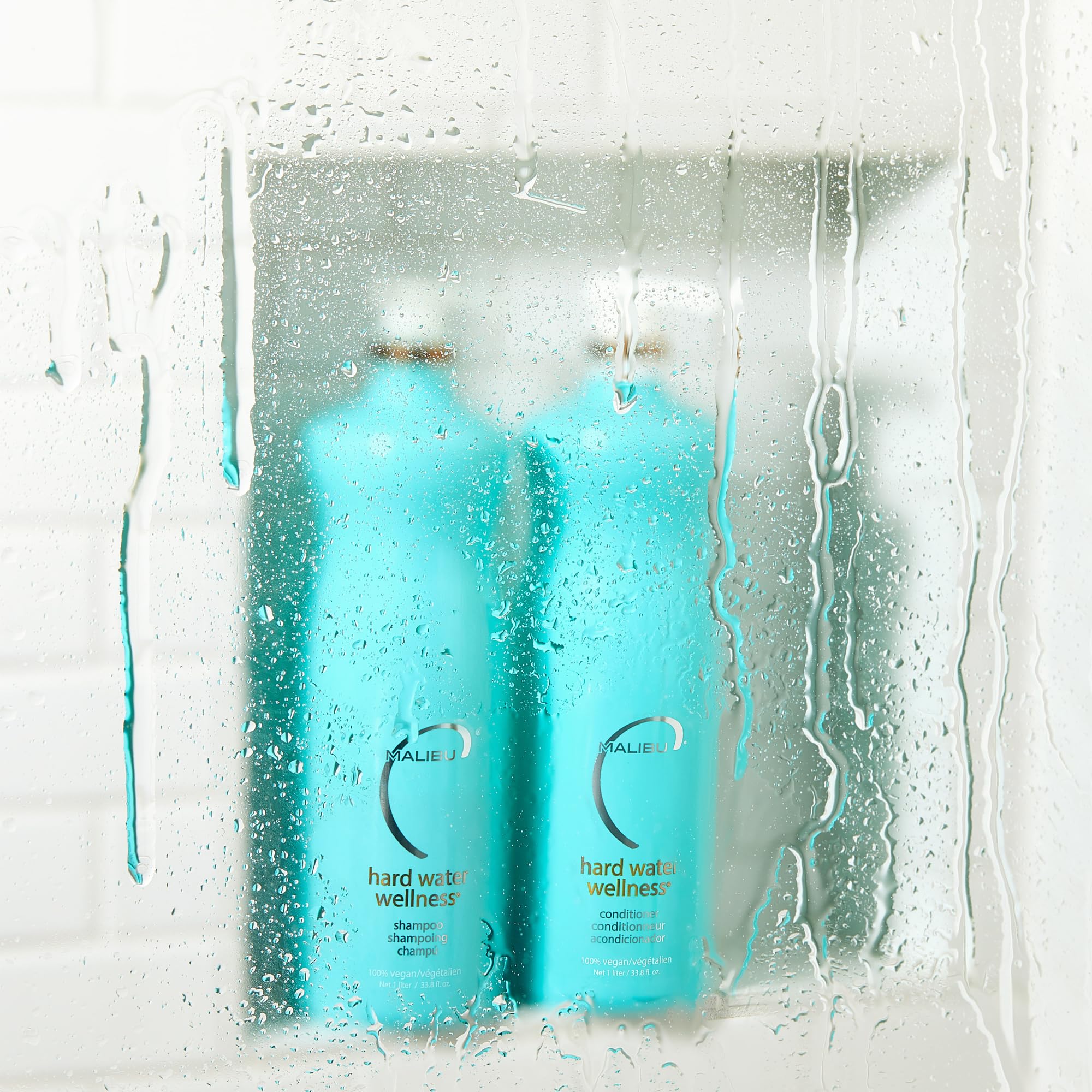 Après-shampoing Malibu C Hard Water en bouteille, démêle et apporte brillance durable.
