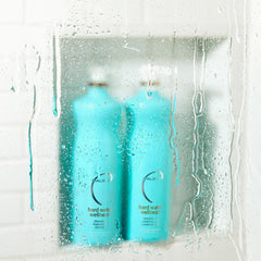 Après-shampoing Malibu C Hard Water en bouteille, démêle et apporte brillance durable.
