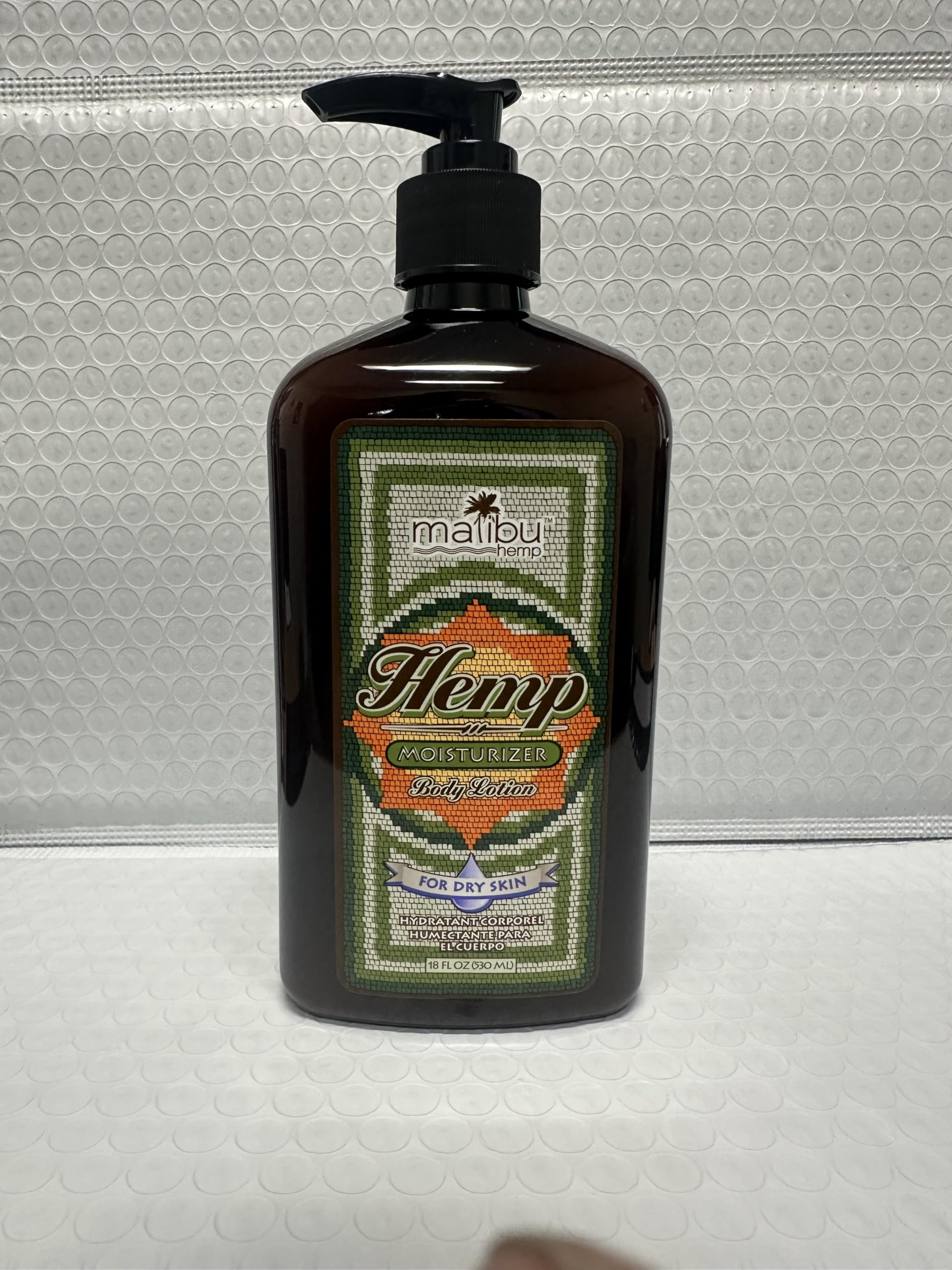 Lotion Malibu Tan pénètre rapidement sans sensation grasse.