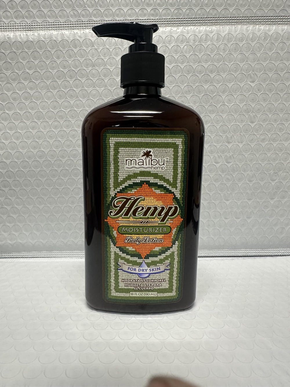 Lotion Malibu Tan pénètre rapidement sans sensation grasse.