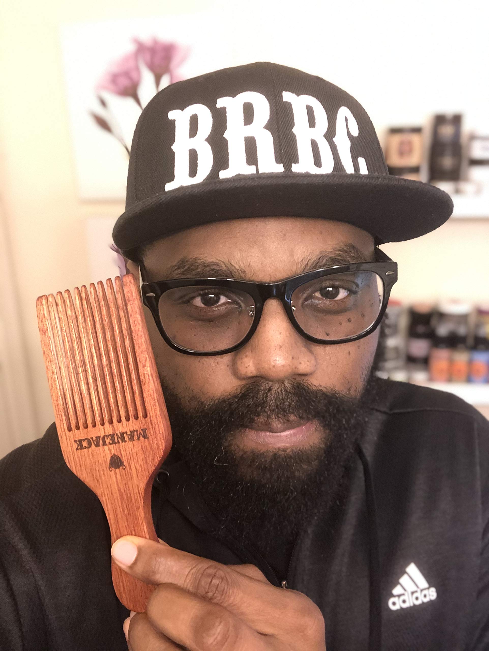 MANEJACK peigne-barbe-bois-utilisation-voyage, compact et pratique en déplacement.