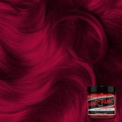 MANIC PANIC Vampire's Kiss - nuance rouge moyen avec sous-tons roses visibles.