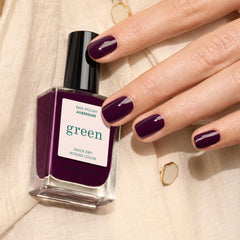 Manucurist Green Aubergine – application couvrante et sans effort