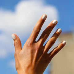 Manucurist Snow sur l’ongle offre une couvrance homogène et fluide.