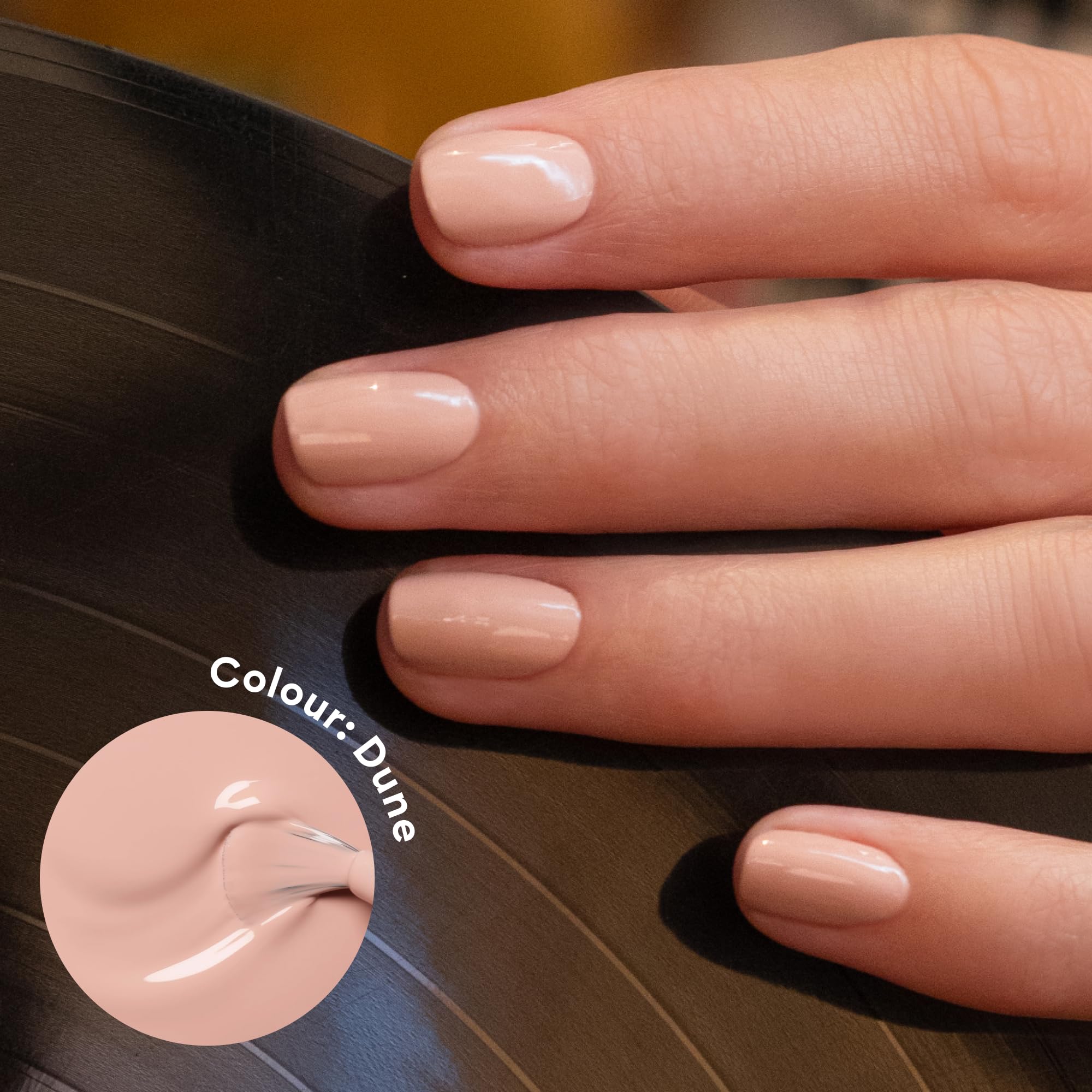 Vernis Manucurist Vert Dune offre une couvrance sable opaque et moderne.