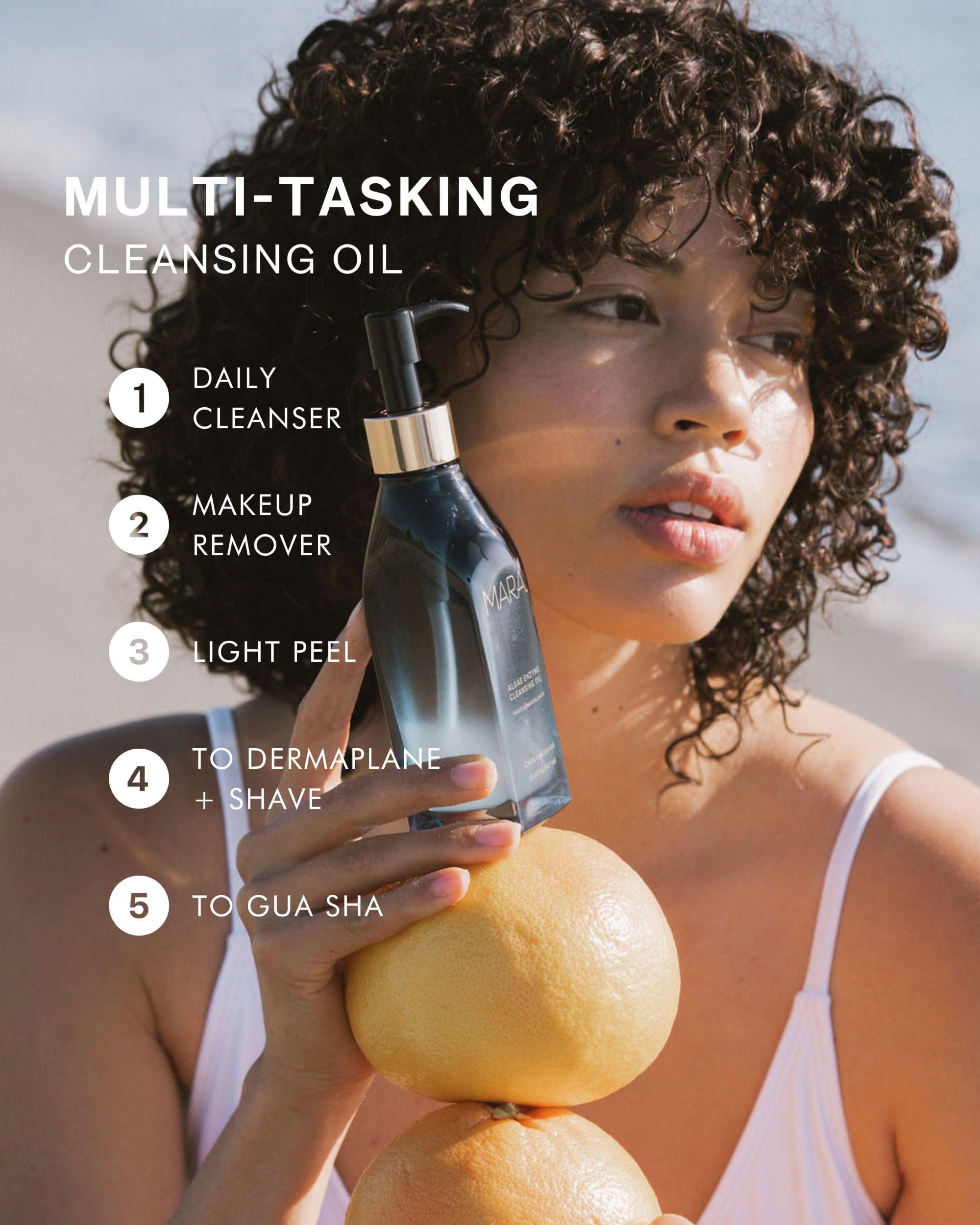 Application visage MARA démaquillage doux avec massage apaisant.