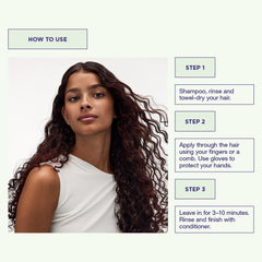 Application des pigments Colour Refresh Autumn Red sur les mains et les cheveux.