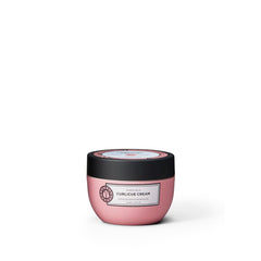 Maria Nila Curlicue Cream sur bouteille, soin léger pour boucles faciles à coiffer.