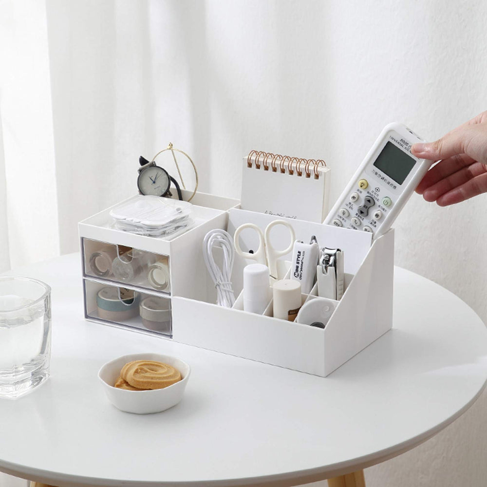 Marknor design blanc minimaliste sur surface de bureau.