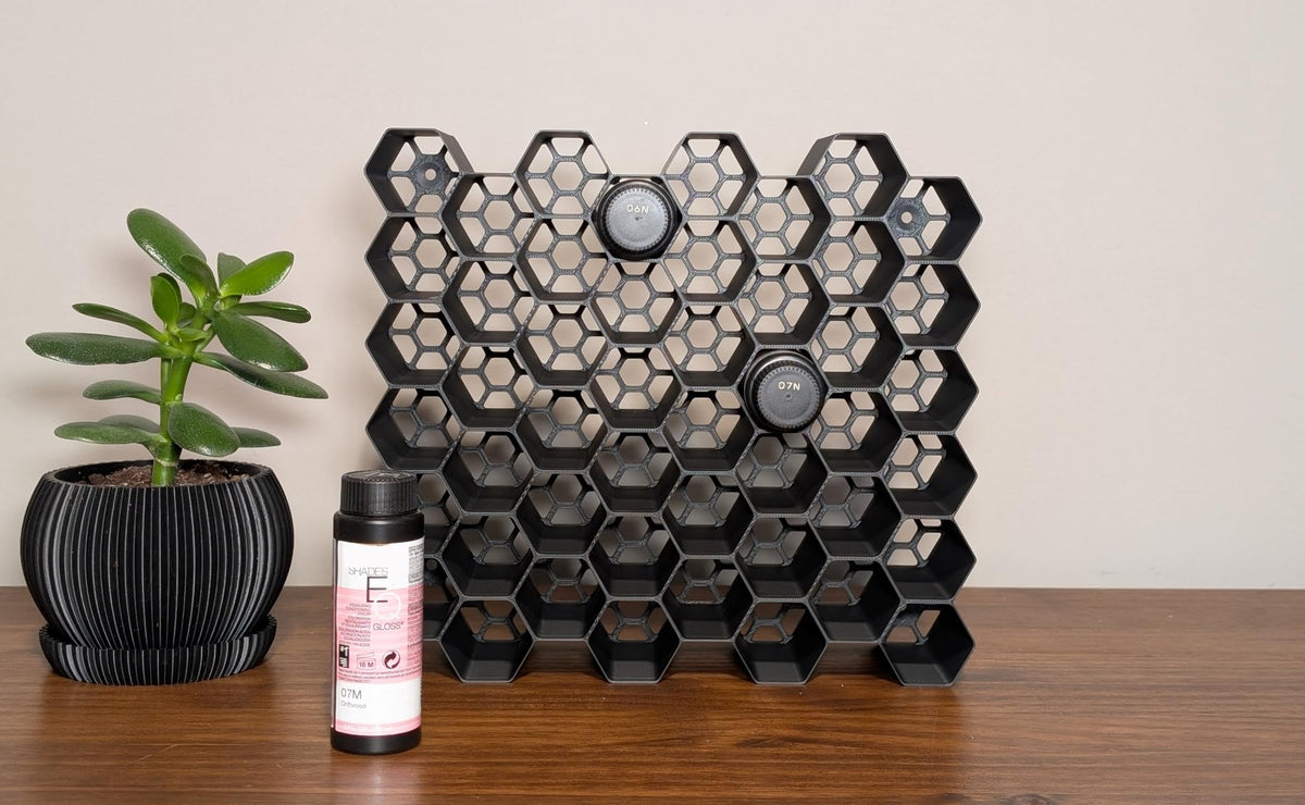 Markvicka etagere hexagonale pour bouteilles Shades EQ, rangement compact et accessible.