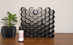 Markvicka etagere hexagonale pour bouteilles Shades EQ, rangement compact et accessible.