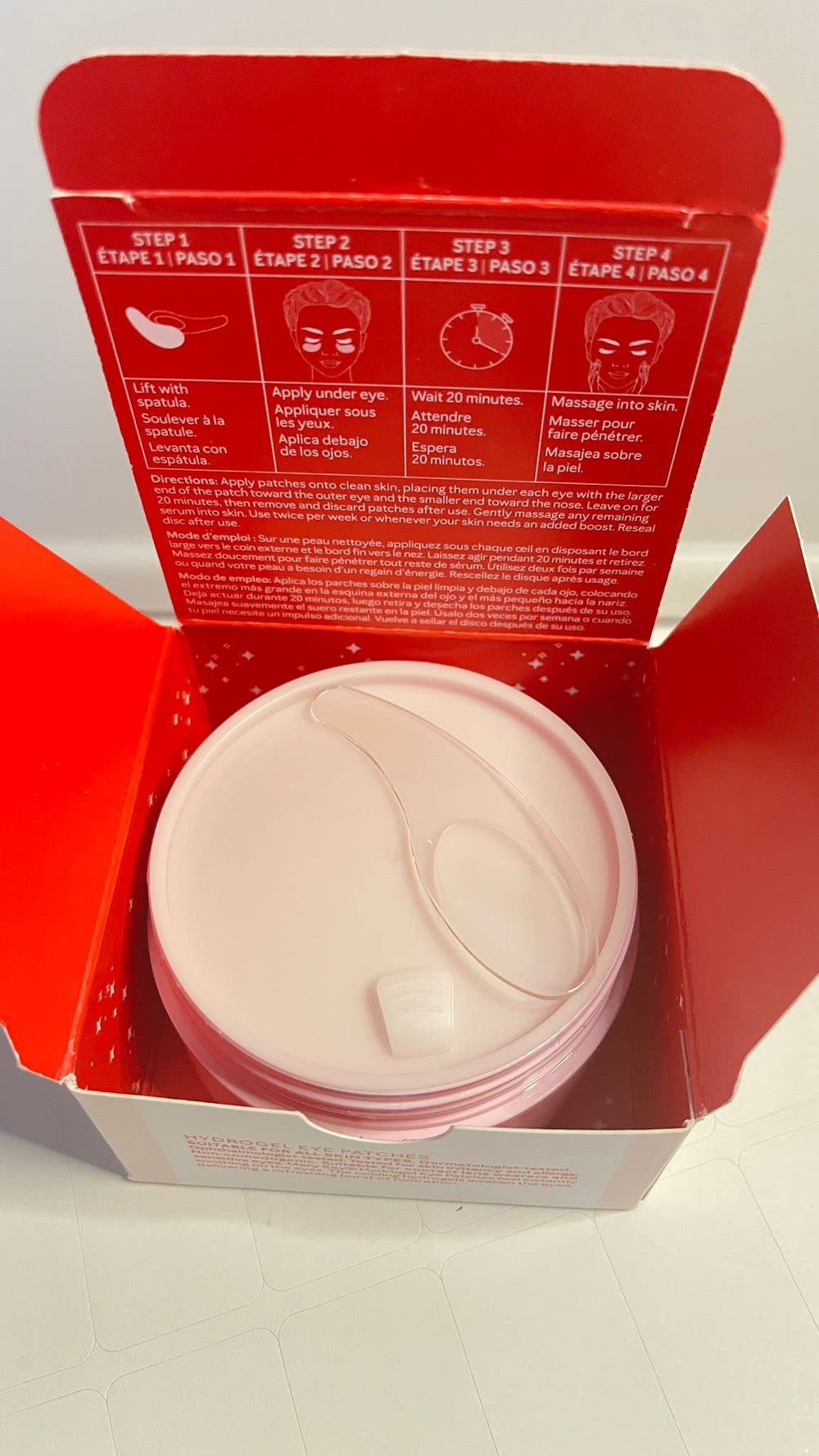 Application Mary Kay Hydrogel Eye Patches sur le contour des yeux
