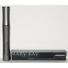 Mary Kay Lash Love imperméable noir, regard longue tenue sans bavure.