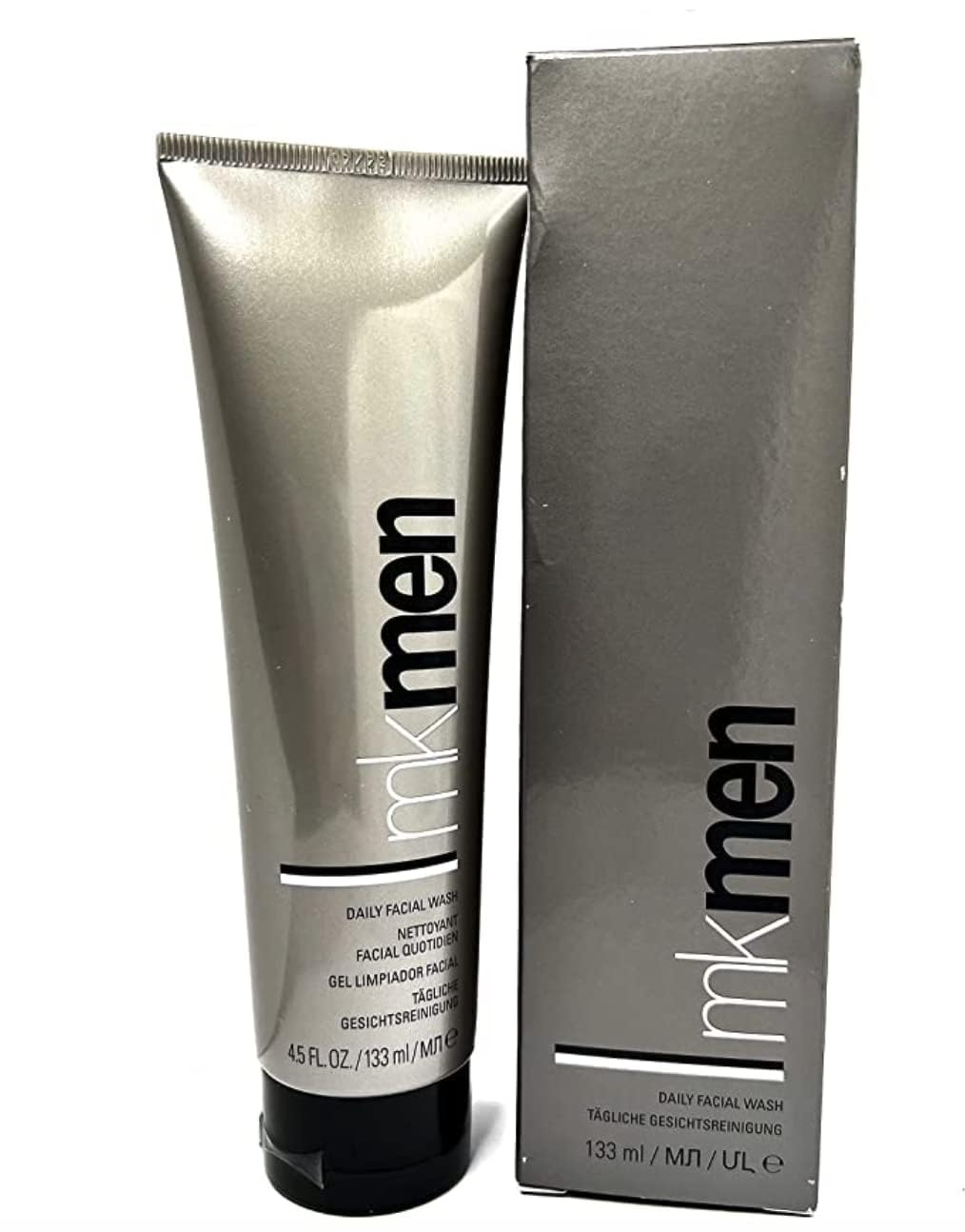 Bouteille Mary Kay MK Men Nettoyant Visage Quotidien prête pour une routine.